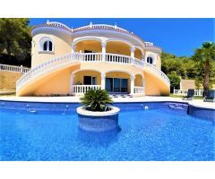 Villa de lujo de 4 dormitorios, en Calpe, con piscina privada y vistas espectaculares al mar,a solo 