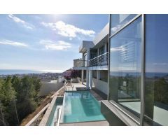 Villa de lujo en Calpe con piscina privada, con espectaculares vistas panorámicas al mar.