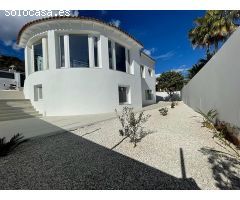 Villa moderna renovada en Calpe con maravillosas vistas al mar y al Peñón de Ifach.