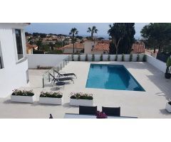 Villa moderna renovada en Calpe con maravillosas vistas al mar y al Peñón de Ifach.