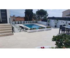 Villa moderna renovada en Calpe con maravillosas vistas al mar y al Peñón de Ifach.