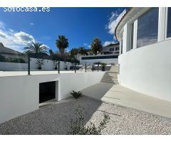 Villa moderna renovada en Calpe con maravillosas vistas al mar y al Peñón de Ifach.