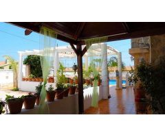 Hotel de 11 dormitorios en Calpe, con piscina privada y zona chill out, a solo 1,2 km de la playa.