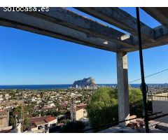 Lujosa casa de tres plantas con vistas al mar y ascensor.