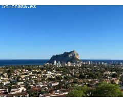 Lujosa casa de tres plantas con vistas al mar y ascensor.