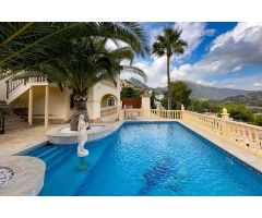 Encantadora villa con vistas al mar y montañas
