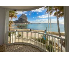Magnífico apartamento en primera línea de playa en Calpe, Costa Blanca.