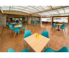 Local comercial en pleno funcionamiento en Calpe (Costa Blanca), en zona comercial y cerca de playa.