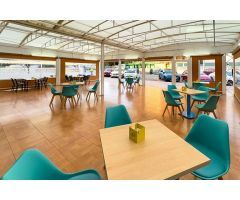 Local comercial en pleno funcionamiento en Calpe (Costa Blanca), en zona comercial y cerca de playa.