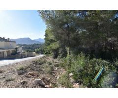 Parcela edificable en Calpe, con bonitas vistas a la montaña, a solo 4 km de la playa.