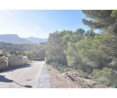 Parcela edificable en Calpe, con bonitas vistas a la montaña, a solo 4 km de la playa.