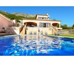 Bonita villa totalmente nueva con gran piscina privada situada en calpe.