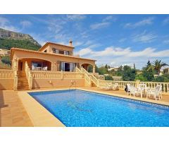 Bonita villa totalmente nueva con gran piscina privada situada en calpe.