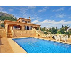 Bonita villa totalmente nueva con gran piscina privada situada en calpe.