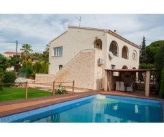 Encantadora villa de dos plantas con piscina privada en Calpe.