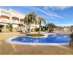 Apartamento de 2 dormitorios en Benissa Costa, con piscina comunitaria y vistas parciales al mar, a 