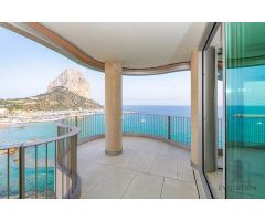Apartamentos de obra nueva con vistas al mar y piscina comunitaria en Calpe.