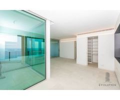 Apartamentos de obra nueva con vistas al mar y piscina comunitaria en Calpe.