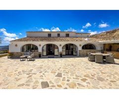 Finca en Benissa con piscina privada y maravillosas vistas al mar.