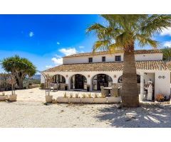Finca en Benissa con piscina privada y maravillosas vistas al mar.
