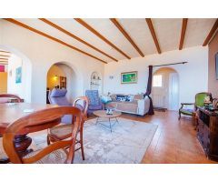 Casa en Benitachell con espectaculares vistas al mar y piscina privada.