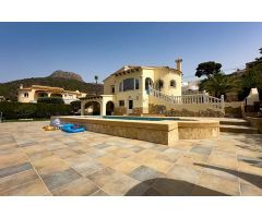 Villa de 2 viviendas independientes con vistas al mar y piscina privada en Calpe.