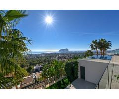 Villa de lujo con piscina privada e impresionantes vistas al mar en Benissa.