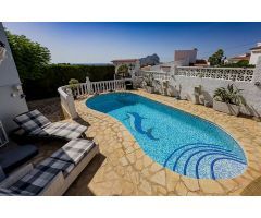 Preciosa villa en Calpe con impresionantes vistas al mar y al Peñón de Ifach y con piscina privada.