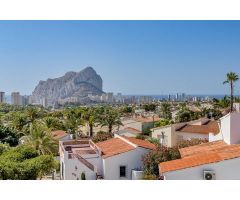 Preciosa villa en Calpe con impresionantes vistas al mar y al Peñón de Ifach y con piscina privada.