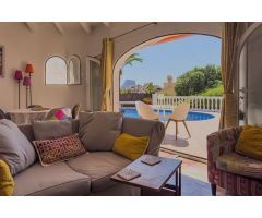 Encantadora villa en Calpe con piscina privada y vistas al mar.