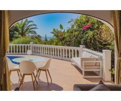 Encantadora villa en Calpe con piscina privada y vistas al mar.