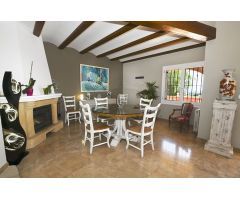 Villa con piscina privada y vistas al mar en Calpe.