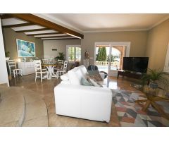 Villa con piscina privada y vistas al mar en Calpe.