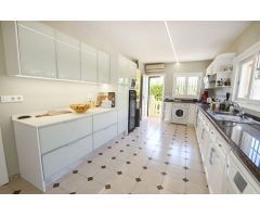 Villa con piscina privada y vistas al mar en Calpe.