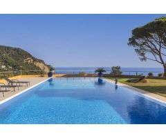 Villa de Lujo con Vistas Panorámicas al Mar en Aiguablava, Begur