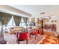 Ático triplex exterior en venta con terraza y garaje en Almagro, Madrid.