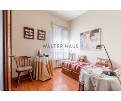Ático triplex exterior en venta con terraza y garaje en Almagro, Madrid.
