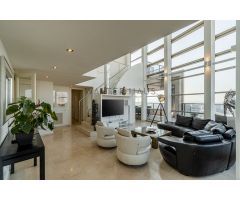 Dúplex en alquiler con terraza, plaza de parking y piscina comunitaria en Diagonal Mar, Barcelona