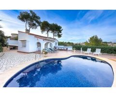 Encantadora villa con piscina privada y vistas a la montaña en Moraira.