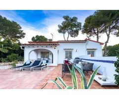 Encantadora villa con piscina privada y vistas a la montaña en Moraira.