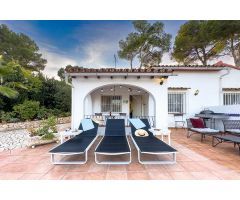 Encantadora villa con piscina privada y vistas a la montaña en Moraira.