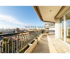 Piso exterior a reformar con terraza y garaje en finca en venta en Almagro, Madrid