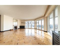Piso exterior a reformar con terraza y garaje en finca en venta en Almagro, Madrid