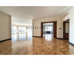 Piso exterior a reformar con terraza y garaje en finca en venta en Almagro, Madrid