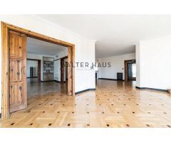 Piso exterior a reformar con terraza y garaje en finca en venta en Almagro, Madrid