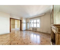 Piso exterior a reformar con terraza y garaje en finca en venta en Almagro, Madrid