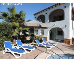Villa con piscina privada en la Urbanización Fustera, Benissa, a 1 km de la playa.