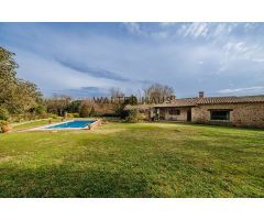Masía restaurada con piscina, jardines y campos en Corçà, Girona. EGYB-T535