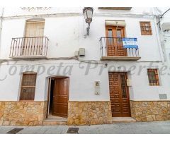 casa adosada en Venta en Cómpeta. RLJO-T6376