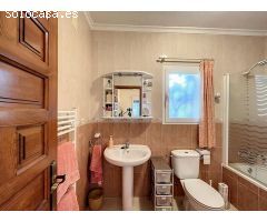 Villa con piscina comunitaria. SISK-T121